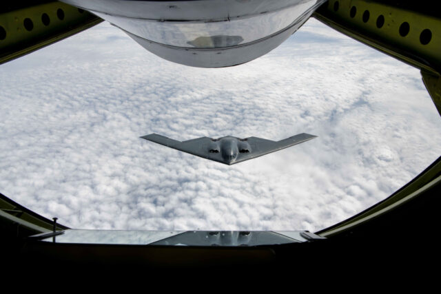 203rd ARS refuels a B-2 Spirit