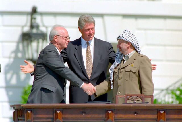 Bill_Clinton,_Yitzhak_Rabin,_Yasser_Arafat_at_the_White_House_1993-09-13